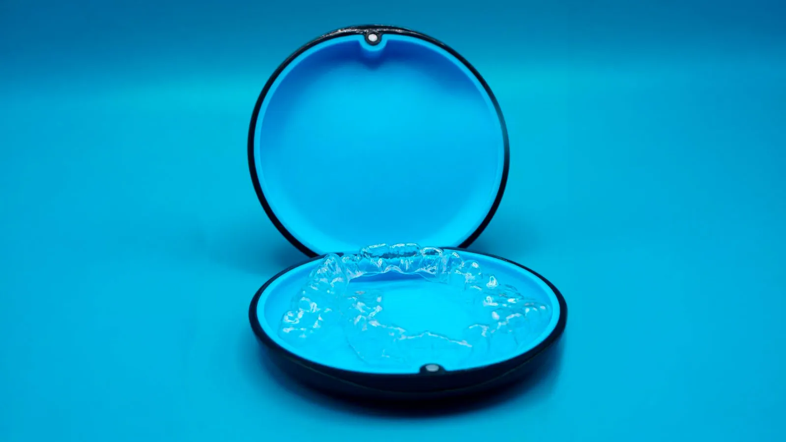 Alineadores transparentes (tipo Invisalign): guía completa para entender las diferencias y descubrir RealUp