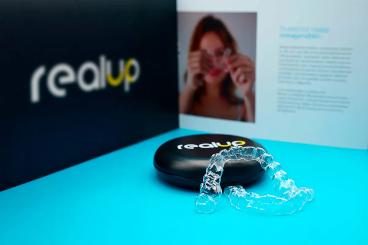 Alineadores transparentes RealUp con su estuche